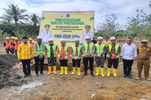 Bupati Muna Barat Lakukan Peletakan Batu Pertama Pembangunan Laboratorium Kesehatan Masyarakat