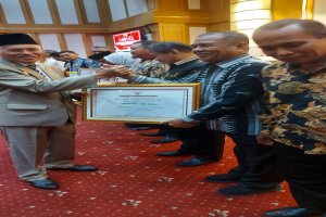 Pemkab Muna Barat Terima Penghargaan Peduli HAM