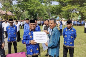 Pj. Bupati Muna Barat Serahkan Bantuan Modal Usaha RPK dan Bibit Cabai