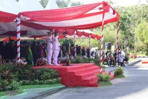 Pimpin Upacara HUT Sulawesi Tenggara ke-60, Andap Budhi Imbau Pelayan Publik Lakukan Kritik Diri