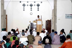 Safari Ramadhan di Desa Kasakamu, PJ Bupati Muna Barat Serahkan Bantuan Senilai 50 Juta