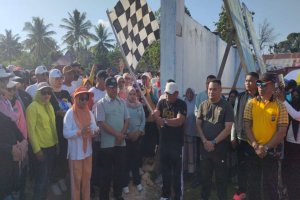 Pj Bupati Muna Barat Lepas Jalan Santai dan Canangkan Pembagian 1 Juta Bendera Merah Putih