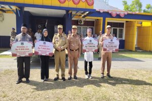 Pj. Bupati Mubar Serahkan Beasiswa Prestasi Tahun 2023