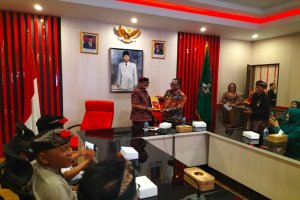 Pemkab Muna Barat Fasilitasi Pengurus Desa dan Kelurahan Studi Banding ke Desa Penglipuran