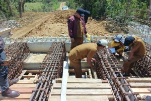 Pengecekan Progres Pembangunan Jembatan di Desa Maperaha oleh Tim Probity Audit Inspektorat Kabupaten Muna Barat