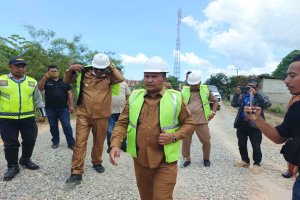 Kunjungan Lapangan Bupati Muna Barat untuk Meninjau Progres Pembangunan Proyek Peningkatan Jalan Lakalamba–Lawada