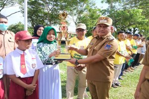 Bupati Muna Barat Serahkan Hadiah Kepada Pemenang Ranking 1 Tingkat SD/MI dan SMP/MTs