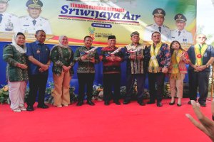 Pemkab Muna Barat Gelar Seremoni Terbang Perdana Sriwijaya Air, Bupati Komitmen Hidupkan Bandara Sugimanuru