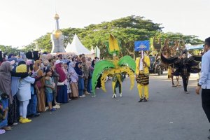 Meriahkan HUT Sultra ke-62, Muna Barat Pamerkan Potensi Unggulan di Karnaval Budaya