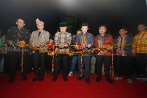 HUT ke-62 Sultra, Gubernur Andi Sumangerukka Resmikan Stand UMKM