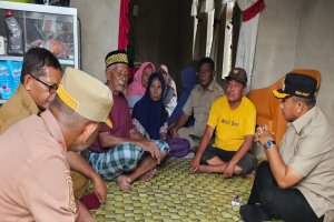 Bupati Muna Barat Kunjungi Keluarga Korban Hilang dan Jamin Biaya Sekolah Anak