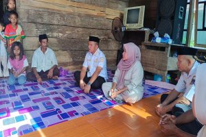 Ketua TP-PKK Muna Barat Dampingi Bupati Muna Barat Melayat Korban Gigitan Ular, Berikan Dukungan kepada Keluarga